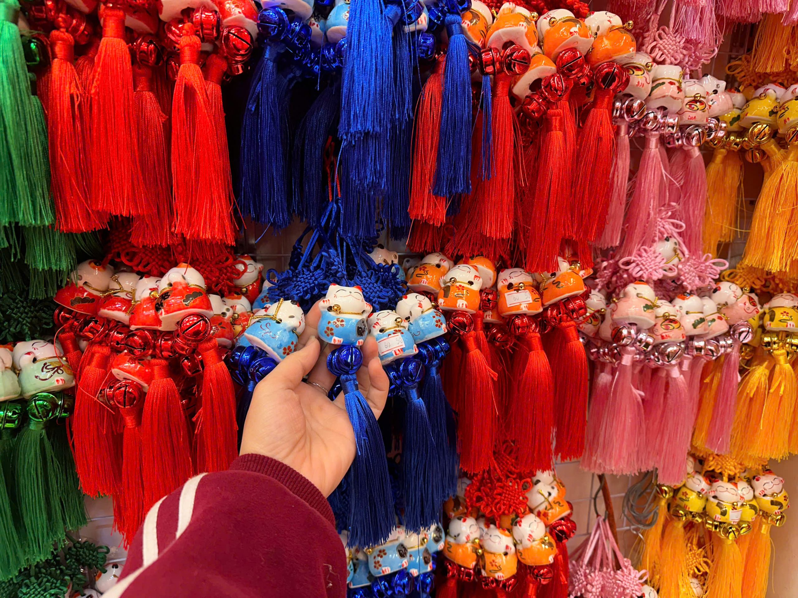 Treo mèo sứ chuông